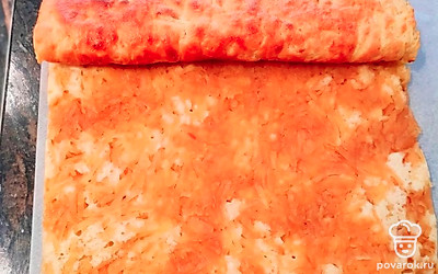 Достать из духовки. Подождать, пока немного остынет, но будет еще теплый. Перевернуть, чтобы яблоки были сверху. Снять бумагу. Свернуть в рулет. 