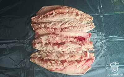 Каждую почистить. Вынуть хребет и убрать косточки. Рыбу разложить валетом.