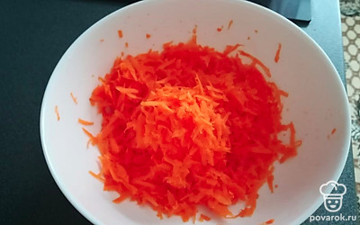 Натереть морковь.