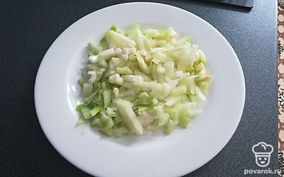 Порезать лук.