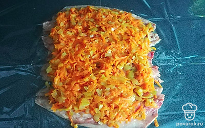 На скумбрию посыпать желатин, разложить лук и морковь.