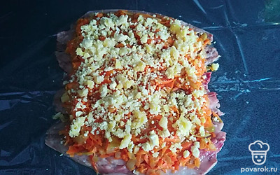 Затем посыпать слоем вареных желтков.