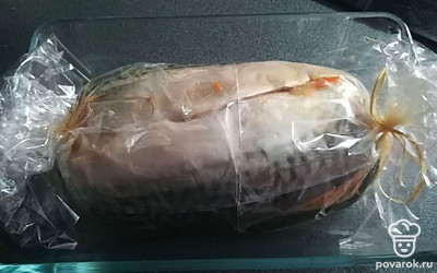 Посолить, завернуть рулетом и туго связать.