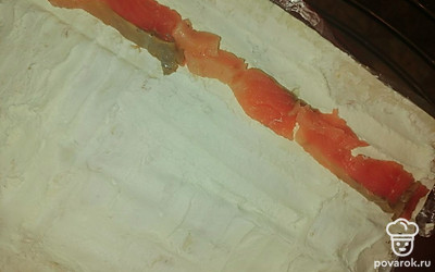 Лосось нарезать и положить на лаваш. 