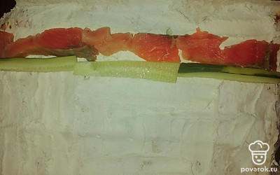 Нарезать огурец и положить рядом с рыбой. 