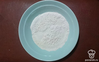 В теплой воде размешать дрожжи, из общего количества продуктов добавить 1 ч. л. сахар и немного муки, накрыть и поставить в теплое место на 10 минут. Просеять муку и перемешать с сахаром (20г оставить на начинку), добавить растительное масло и дрожжи. Замесить тесто, накрыть и поставить в теплое место на 40 минут.