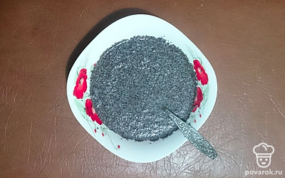 Переходим к начинке. Смешать мак с 20 г сахара. Добавить теплое соевое молоко и все перемешать.