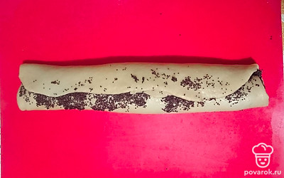 Свернуть рулет и выложить на противень. Выпекать в разогретой до 180 градусов в зависимости от вашей духовки 30-40 минут.