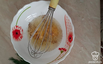 Разбиваем яйца в миску, добавляем соль, перец и смешиваем их венчиком.