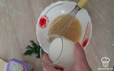 Вливаем молоко и ещё раз смешиваем.