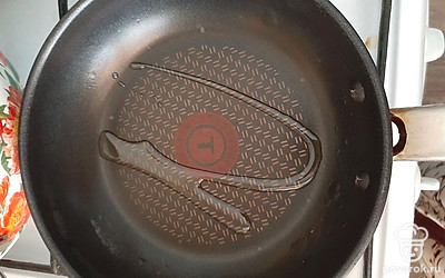 Разогреваем сковороду с небольшим количеством масла. 