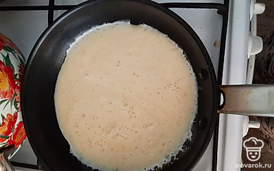 Выливаем получившуюся смесь на сковородку.