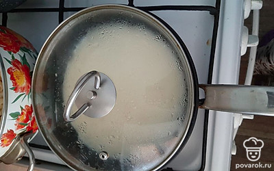 Накрываем крышкой до готовности (примерно минут 10 на медленном огне).