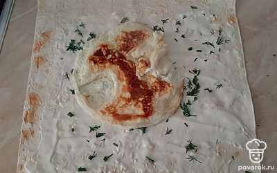 Готовый омлет выкладываем на лаваш с сыром.