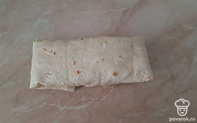 Закручиваем рулет. Блюдо готово, приятного аппетита!