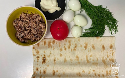 Сварите яйца вкрутую, разомните вилкой тунца, порежьте соломкой помидор.