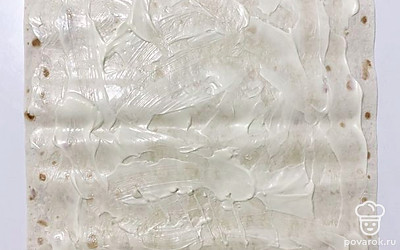 Распределите половину майонеза на лаваш.