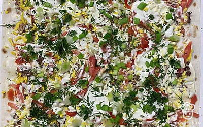 Смажьте второй частью майонеза и посыпьте зеленью (у меня зелёный лук и укроп), добавьте соль по желанию.