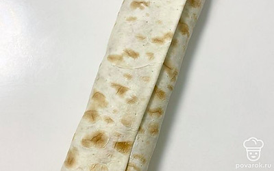 Сверните лаваш.