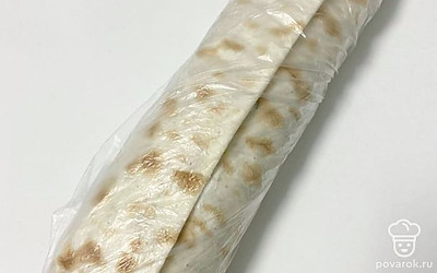 Положите в пакет или оберните пищевой пленкой, уберите в холодильник на 1 час для пропитки.