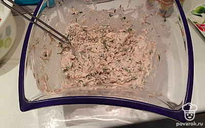 Вскройте консервы и выложите рыбу в удобную ёмкость. Разомните мясо вилкой до однородной консистенции. Отварите и мелко нарежьте яйца. Добавьте яйца к начинке и как следует перемешайте. Добавьте сливочный сыр. Нарежьте зелень и добавьте к начинке, размешайте для равномерного распределения. На этом этапе попробуйте начинку и оцените её консистенцию.