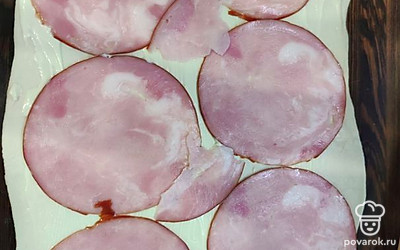 На слой майонеза выкладываем ветчину. У меня это шинка пикантая от "иней"