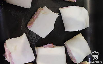 Сворачиваем в рулет, режем на порции, выкладываем на противень и ставим в духовку запекаться 25 минут на 180 градусах. 