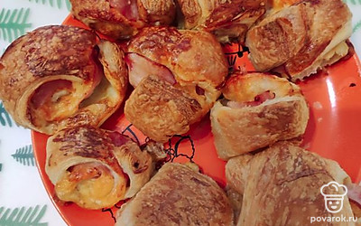 Подавать, выложив на блюдо либо тарелку.