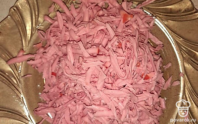 Колбасу натереть на терке.