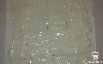 Лаваш намазать сыром.