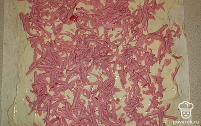 Равномерно разложить колбасу. 