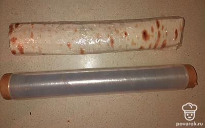 Завернуть рулет в пищевую плёнку и убрать в холодильник на 15-20 минут.