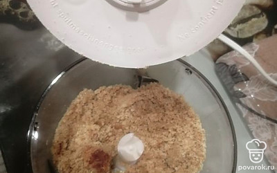 Печенье перемолоть в блендере.