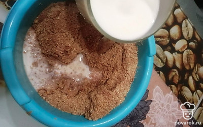 Молоко немного подогреть и вылить в смесь печенья и какао, перемешать.