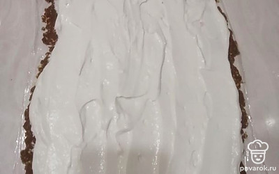 Взбить маскарпоне, сливки, сахар. На пласт теста выложить крем и равномерно распределить.