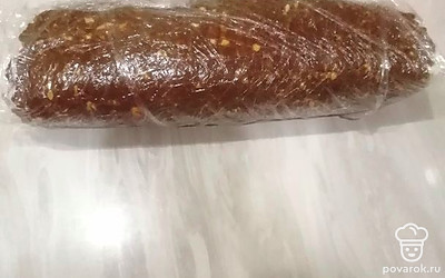 Скрутить в рулет. Убрать в холодильник для пропитки на 2 часа. 