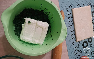 Смешайте творог, шпинат рубленный.