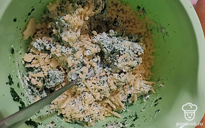 Добавьте сыр, натертый на терке. Посолите, по желанию добавьте чеснок, пропущенный через пресс.