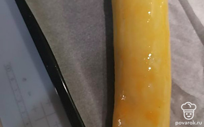 Тесто раскатайте, выложите на него начинку и сверните рулет. Смазать желтком. Выпекайте в духовке при 180 градусах около 40-45 минут.