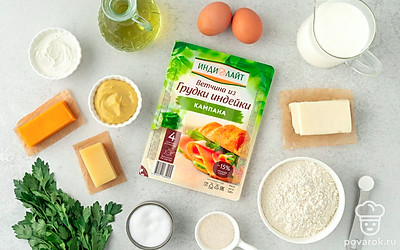 Просейте муку. Помойте и обсушите петрушку. Подготовьте глубокую миску для теста и вафельницу.