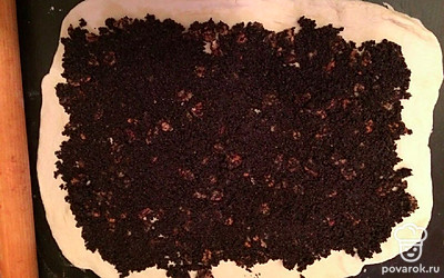 Тесто тонко раскатайте. Выложите мак и изюм плотным слоем.