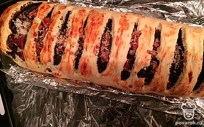 Смажьте желтком и поставьте в духовку, разогретую до 180 градусов, на 30 минут.