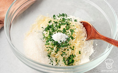 Смешайте в глубокой миске муку, тертый сыр, петрушку, сахар и разрыхлитель.