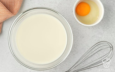 Отдельно взбейте 1 куриное яйцо с молоком.