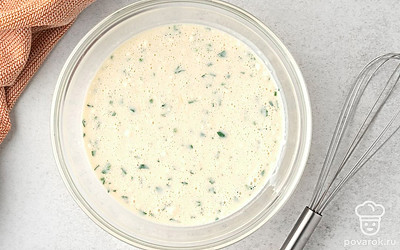 Влейте молочно-яичную смесь к сухим ингредиентам. Тщательно перемешайте.