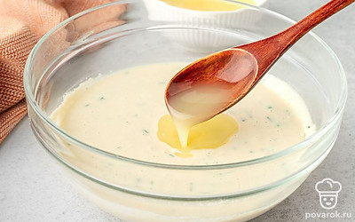 Растопите в микроволновке сливочное масло. Влейте его в тесто. Хорошенько перемешайте и оставьте тесто при комнатной температуре на 20 минут.