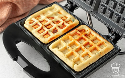 Включите вафельницу, чтобы она нагрелась. Пожарьте вафли, выливая тесто частями. Готовьте их до тех пор, пока не загорится специальный индикатор на вафельнице, или пока они не подрумянятся.
