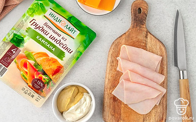 Нарежьте тонкими ломтиками ветчину и сыр Чеддер. Смешайте в маленькой миске легкий майонез и дижонскую горчицу.