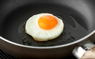 Разогрейте на сковороде растительное масло. Пожарьте 1 куриное яйцо в течение 1-2 минут так, чтобы желток остался целым. Посолите яйцо.