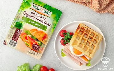 Подавайте вафли, украсив зеленью.